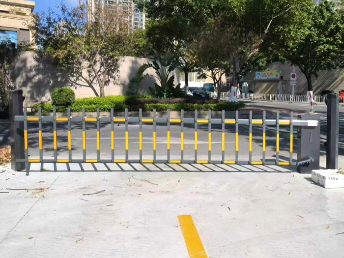 某社區(qū)采用 “安快” 同進(jìn)同出柵欄道閘 停車(chē)場(chǎng)出入口