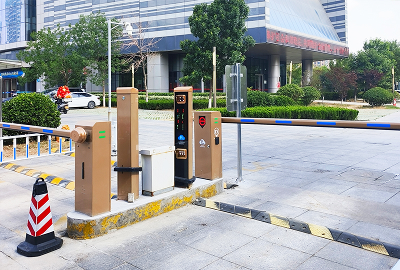 某園區(qū)停車場(chǎng)采用 “安快” 一進(jìn)一出直桿道閘