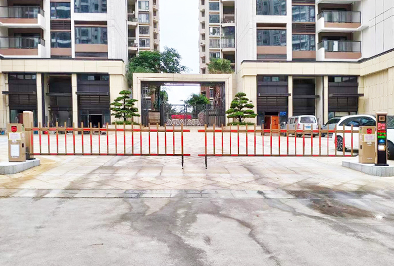 某小區(qū)停車場(chǎng)采用 “安快” 一進(jìn)一出對(duì)開柵欄道閘