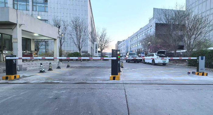 某園區(qū)停車場(chǎng)采用 “安快” 車牌識(shí)別系統(tǒng)