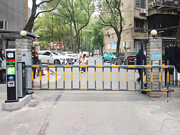 某小區(qū)停車場采用 “安快” 同進(jìn)同出柵欄道閘