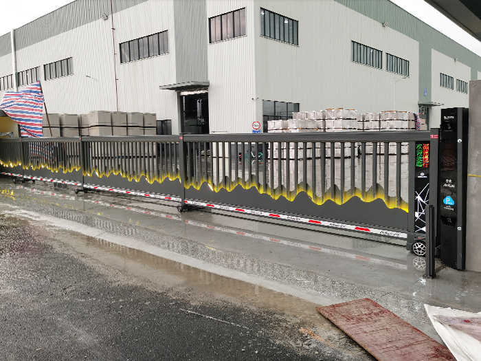 某物流園區(qū)采用 “安快” 車(chē)牌識(shí)別+山峰款段滑門(mén)
