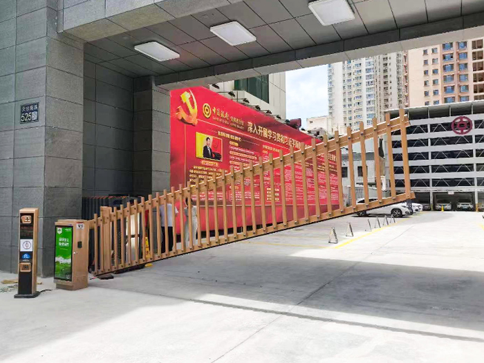 某單位停車場采用 “安快” 同進(jìn)同出柵欄道閘