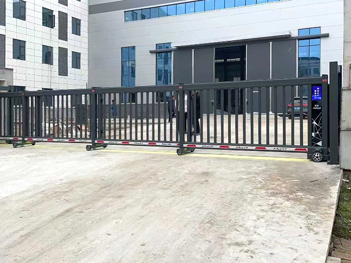 某工業(yè)園區(qū)采用 “安快” 柵欄款段滑工業(yè)門(mén)