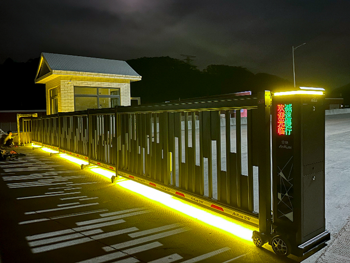 某旅游景區(qū)采用 “安快” 方格款段滑工業(yè)門(mén)