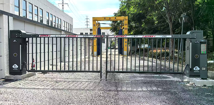 某大型廠區(qū)采用 “安快” 一進(jìn)一出重型道閘