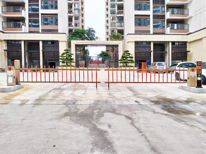 某小區(qū)采用 “安快” 一進一出柵欄道閘