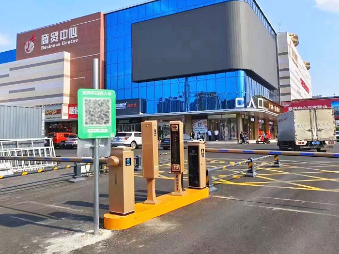 某商貿(mào)中心停車場采用 “安快” 車牌識別系統(tǒng)