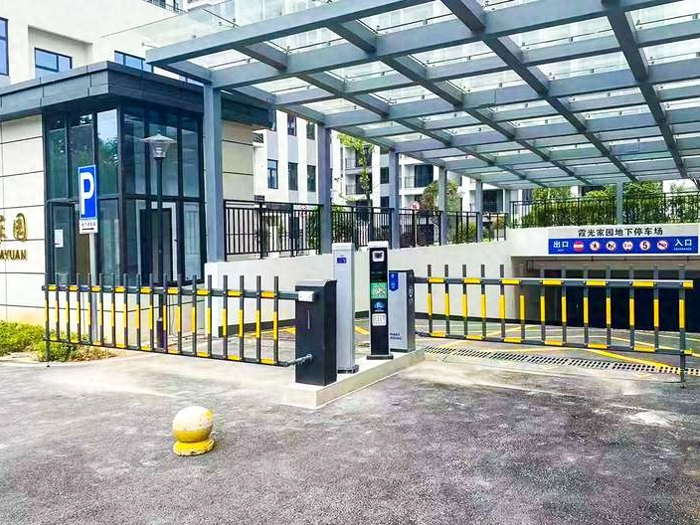 某小區(qū)地下停車(chē)場(chǎng)采用 “安快” 一進(jìn)一出車(chē)牌識(shí)別系統(tǒng)