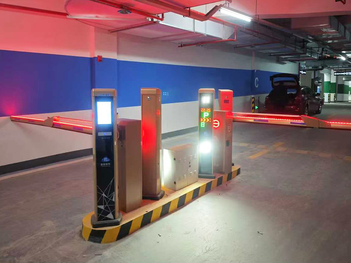 某地下停車(chē)場(chǎng)采用 “安快” 一進(jìn)一出曲桿道閘停車(chē)管理