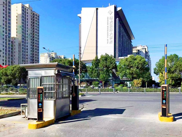 某小區(qū)采用 “安快” 一進(jìn)一出對(duì)開(kāi)直桿道閘停車(chē)管理