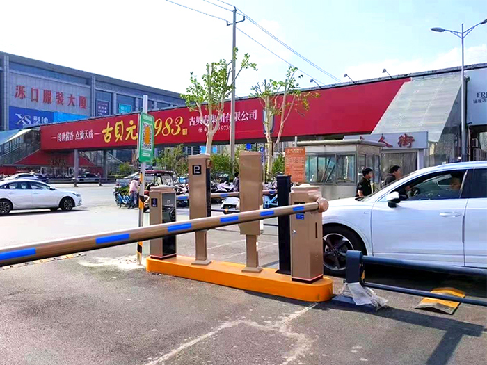 某服裝大廈采用 “安快” 一進(jìn)一出直桿道閘停車管理
