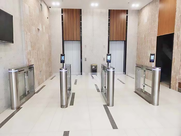 某小區(qū)采用 “安快” 人行通道擺閘【搭配人臉識別】效果圖