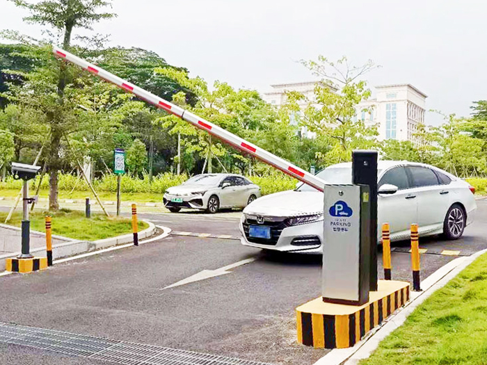 某戶外停車場采用 “安快” 一進(jìn)一出車牌識別系統(tǒng)案例圖