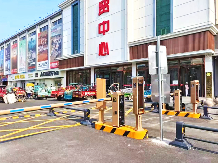 某商貿(mào)中心停車管理采用 “安快” 一進一出車牌識別系統(tǒng)