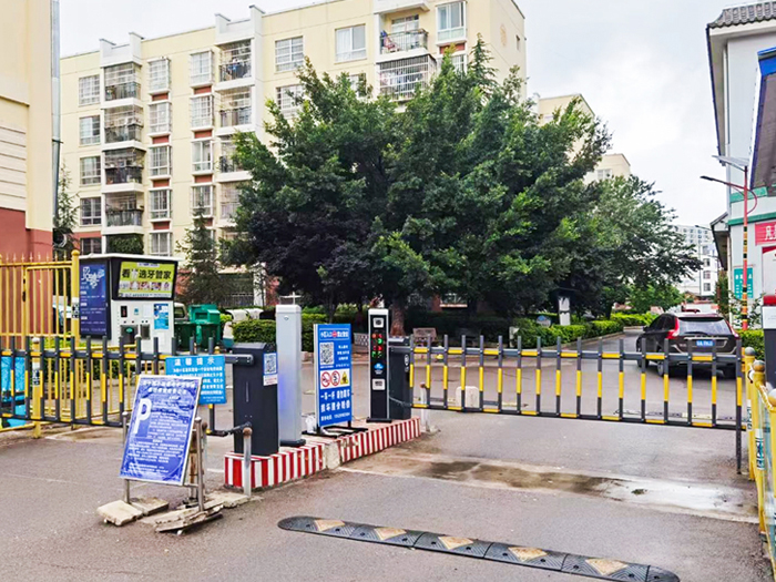 某小區(qū)采用 “安快” 一進一出柵欄道閘案例圖