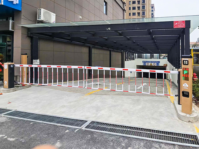 某小區(qū)地下停車場采用 “安快” 一進一出柵欄道閘現(xiàn)場案例圖